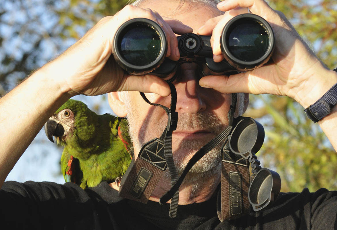 <p>Binoculars are indispensable for painting in the field. Rio Paragua, Bolivia (foto Radana Dungelová).</p>